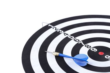 Beyaz arka plan üzerinde izole dart ile dart tahtası