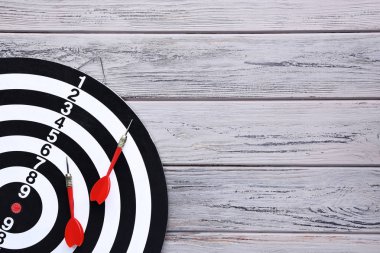 Ahşap masa üzerinde dart ile Dart tahtası