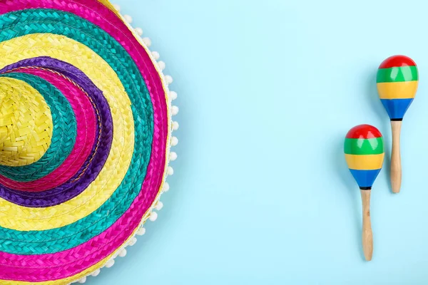 Mexikanischer Hut und Maracas auf blauem Hintergrund — Stockfoto