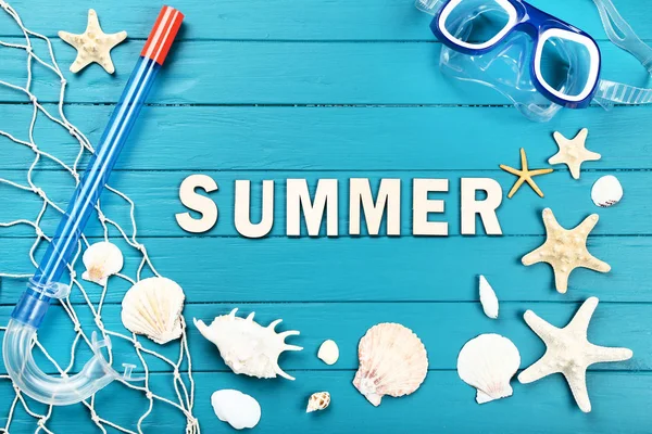 Palabra de verano con conchas marinas, máscara de buceo y snorkel en madera azul —  Fotos de Stock