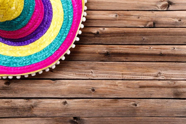 갈색 나무 테이블에 멕시코 모자 — 스톡 사진
