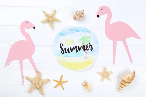Palavra Verão com conchas e flamingos de papel em t de madeira branca — Fotografia de Stock