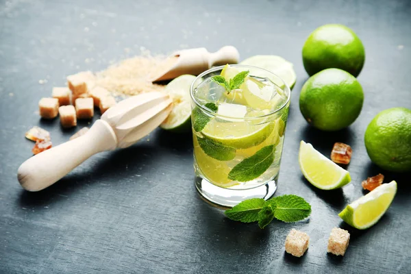 Cocktail Mojito in vetro con zucchero sul tavolo di legno — Foto Stock