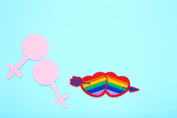 Regenboog harten met papier gender tekenen op blauwe achtergrond — Stockfoto
