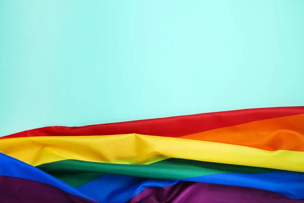 Bandera del arco iris sobre fondo azul — Foto de Stock