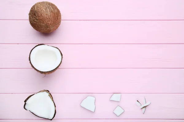 ピンクの木製テーブルに熟したココナッツ — ストック写真