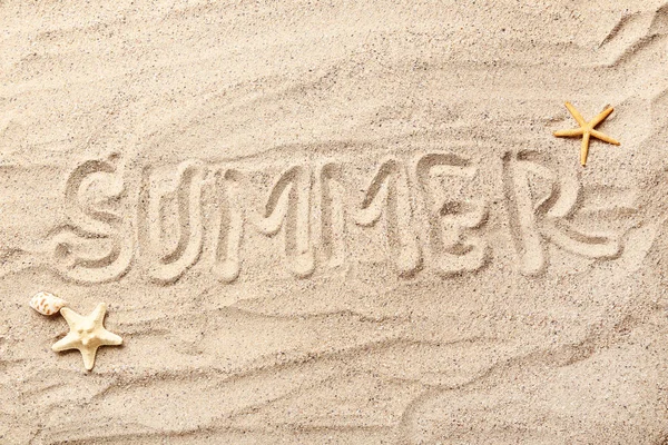 Palabra de verano con estrellas de mar en la arena de la playa — Foto de Stock