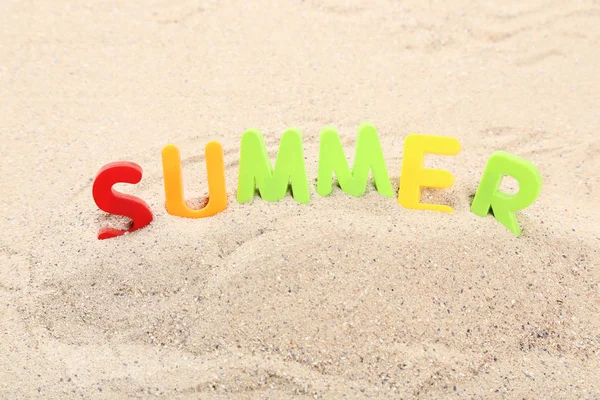 Word Summer par lettres en plastique sur sable de plage — Photo