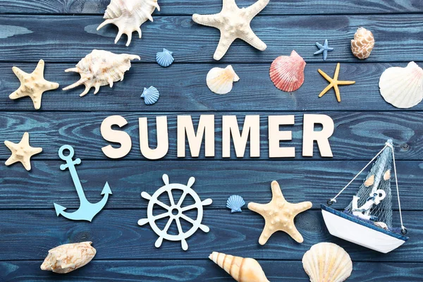 Wort Sommer mit Muscheln und dekorativem Schiff auf blauem Holz — Stockfoto