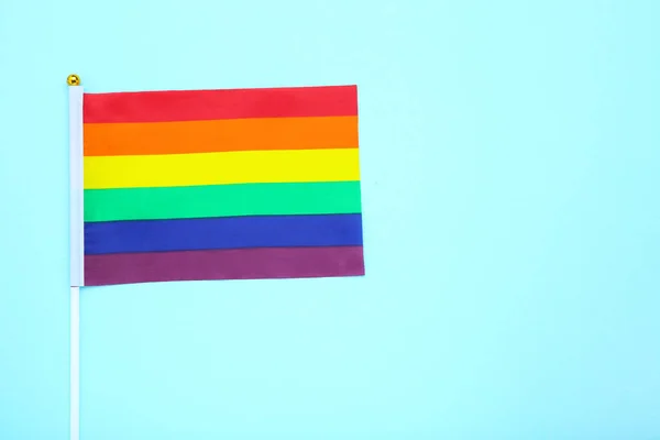 Bandera del arco iris sobre fondo azul — Foto de Stock
