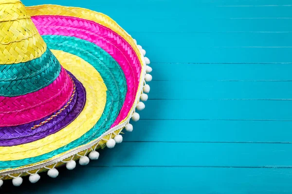 Mavi ahşap masa üzerinde Meksika şapkası — Stok fotoğraf