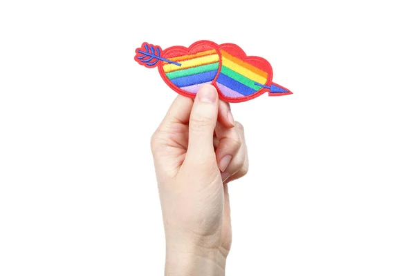 Vrouwelijke handen houden Rainbow harten met pijl op witte backgrou — Stockfoto