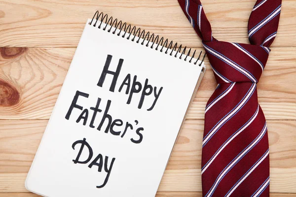 Texto Feliz Día de los Padres con corbata en la mesa de madera marrón — Foto de Stock