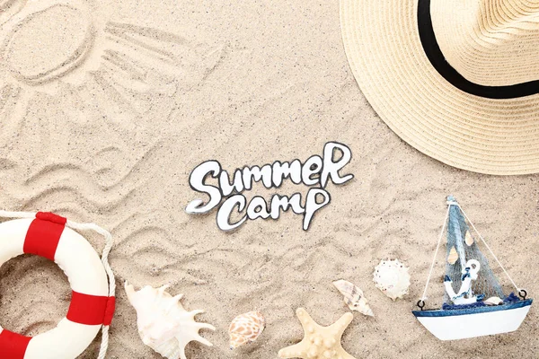Deniz kabukları, lifebuoy ve dekoratif s ile Kağıt metin Yaz kampı — Stok fotoğraf