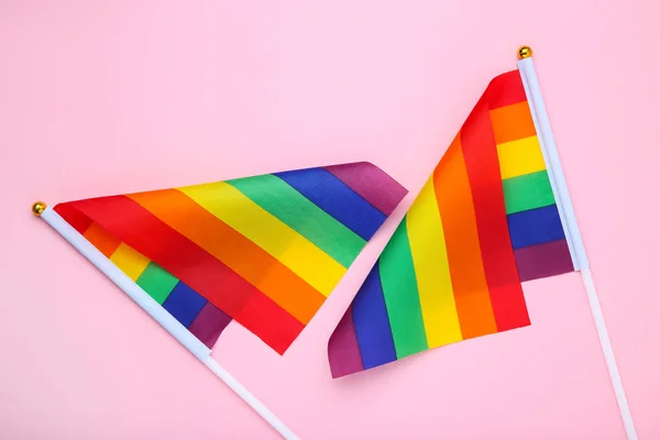 Banderas de arco iris sobre fondo rosa — Foto de Stock