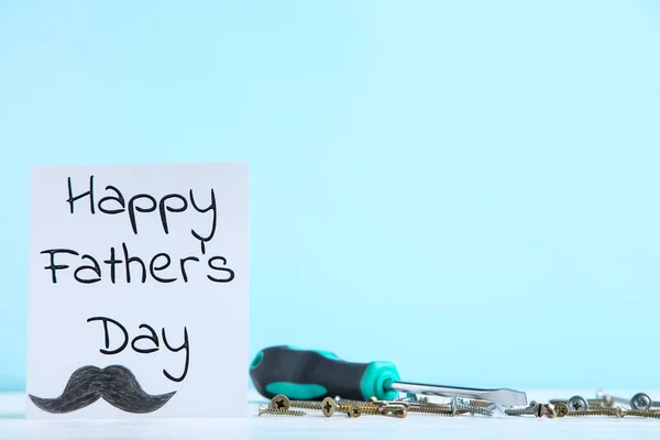 Texto Feliz Día de los Padres con herramientas sobre fondo azul — Foto de Stock