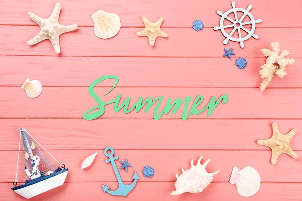 Palavra Verão com conchas e navio decorativo na mesa de madeira — Fotografia de Stock