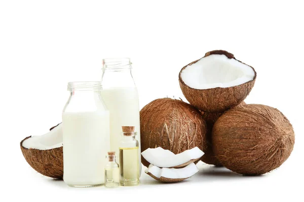 Kokosmelk in flessen met olie op witte achtergrond — Stockfoto
