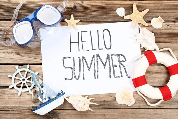 Word Hej sommar med snäckskal, livboj och dykning mask på br — Stockfoto