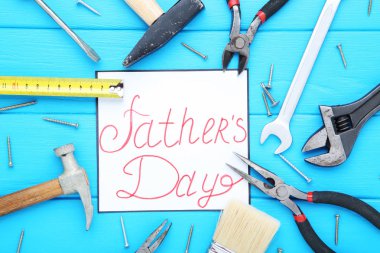 Metin Babalar Günü mavi ahşap masa üzerinde araçları ile