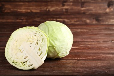 Kahverengi ahşap masa üzerinde olgun lahana