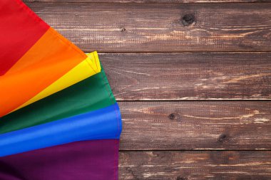 Kahverengi ahşap masa üzerinde gökkuşağı bayrağı