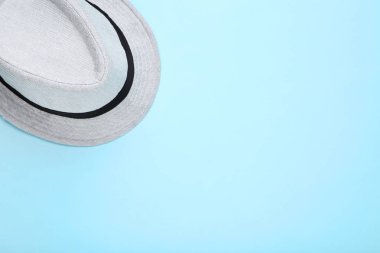 Mavi arka planda moda şapka