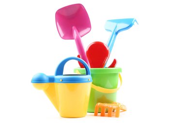 Beyaz arka plan üzerinde izole plastik plaj oyuncakları