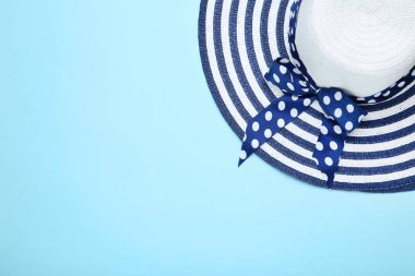 Mavi arka plan üzerinde plaj şapkası