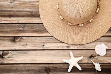 Kahverengi ahşap masa üzerinde deniz kabukları ile Moda şapka