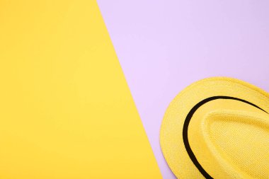 Renkli arka planda moda şapka