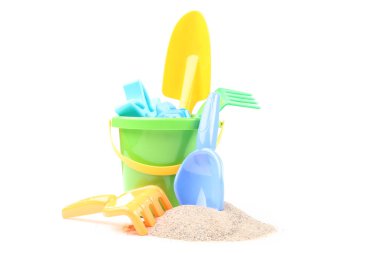 Beyaz arka plan üzerinde izole plaj kumu ile Plastik oyuncaklar
