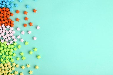 Mavi arka planda renkli kağıt yıldızları