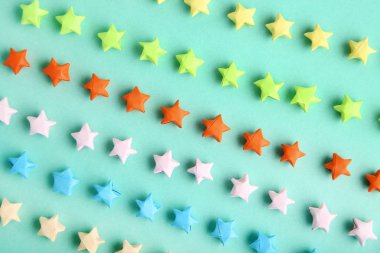 Mavi arka planda renkli kağıt yıldızları