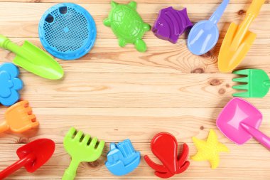 Kahverengi ahşap masa üzerinde Plaj oyuncakları