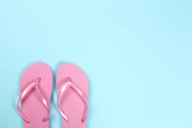 Mavi arka planda parmak arası terlik çifti