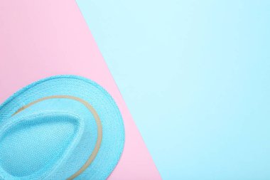 Renkli arka planda moda şapka