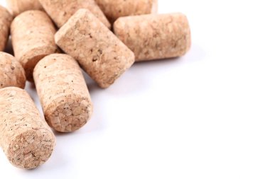 Beyaz arkaplanda şarap mantarları