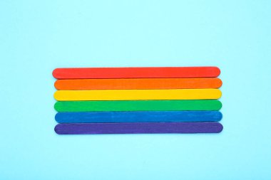 Mavi arka planda gökkuşağı ahşap tahtalar