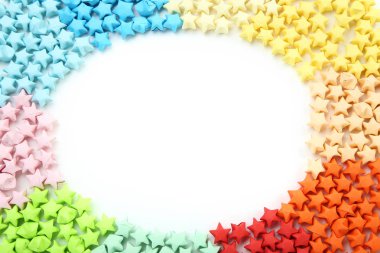 Beyaz arka plan üzerinde renkli kağıt yıldız