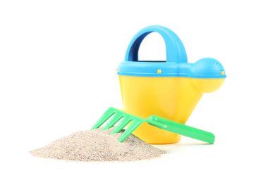 Beyaz arka plan üzerinde izole plaj kumu ile Plastik oyuncaklar