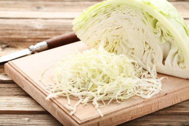 Kahverengi ahşap masa üzerinde kurulu ile olgun lahana