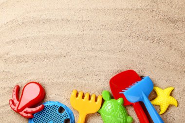 Sahil kumu renkli plastik oyuncaklar