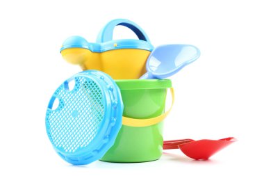 Beyaz arka plan üzerinde izole plastik plaj oyuncakları