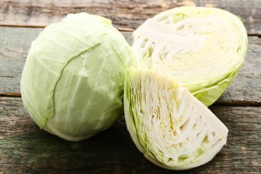 Gri ahşap masa üzerinde olgun lahana