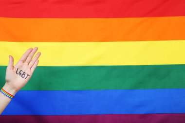 Gökkuşağı bayrağı arka planda kısaltma Lgbt ile Kadın palmiye