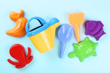 Mavi arka planda plastik plaj oyuncakları