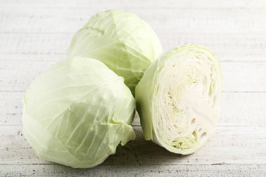 Beyaz ahşap masa üzerinde olgun lahana