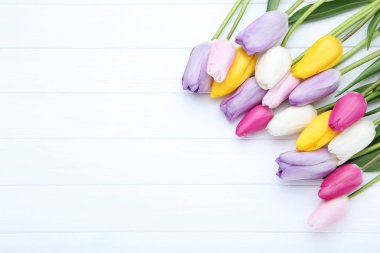 Beyaz ahşap masa üzerinde lale çiçek buketi