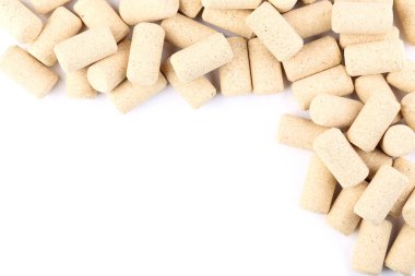 Beyaz arkaplanda şarap mantarları